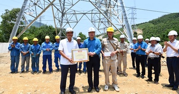 Dự án đường dây 500kV mạch 3: Khen thưởng các đơn vị hoàn thành dựng cột, kéo dây 6 khoảng néo đầu tiên Dự án đường dây 500kV mạch 3: Khen thưởng các đơn vị hoàn thành dựng cột, kéo dây 6 khoảng néo đầu tiên