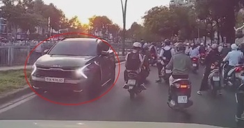 Ô tô con ngang nhiên chạy ngược chiều trên phố: Tài xế cố tình xem thường luật Ô tô con ngang nhiên chạy ngược chiều trên phố: Tài xế cố tình xem thường luật