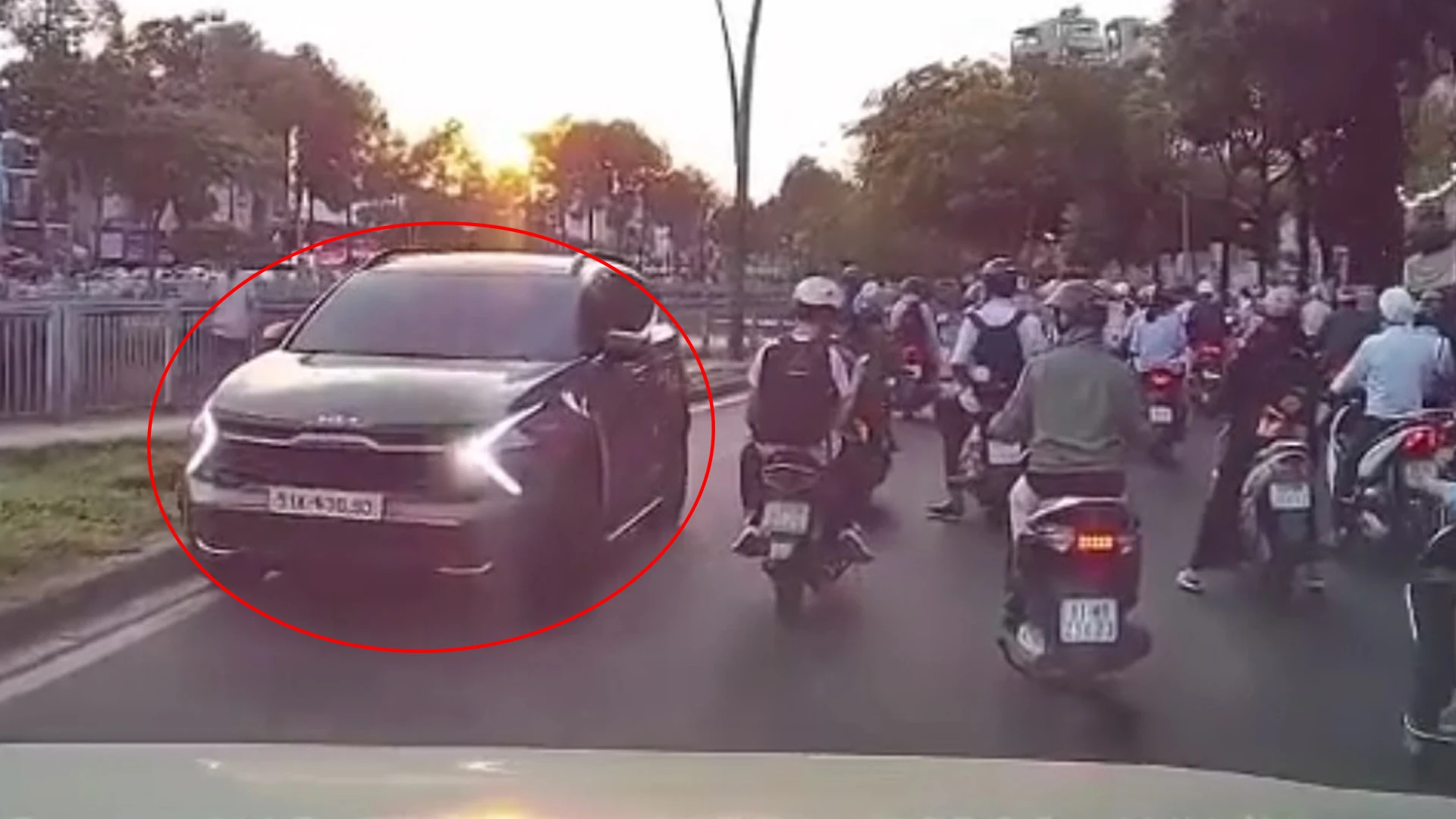 Ô tô con ngang nhiên chạy ngược chiều trên phố: Tài xế cố tình xem thường luật- Ảnh 1. Tài xế cố tình lái ô tô chạy ngược chiều bất chấp luật
