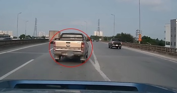 Ford Ranger chạy kiểu 'bất cần', tạt đầu ô tô khác chuyển làn trên cao tốc Ford Ranger chạy kiểu 'bất cần', tạt đầu ô tô khác chuyển làn trên cao tốc
