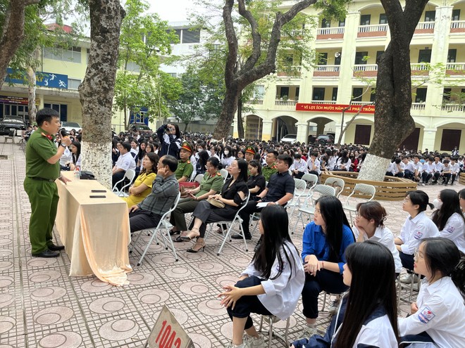 Báo cáo viên Ngô Quốc Khánh, cán bộ Phòng Cảnh sát điều tra tội phạm về ma tuý CATP Hà Nội trao đổi với các thầy cô và các em học sinh