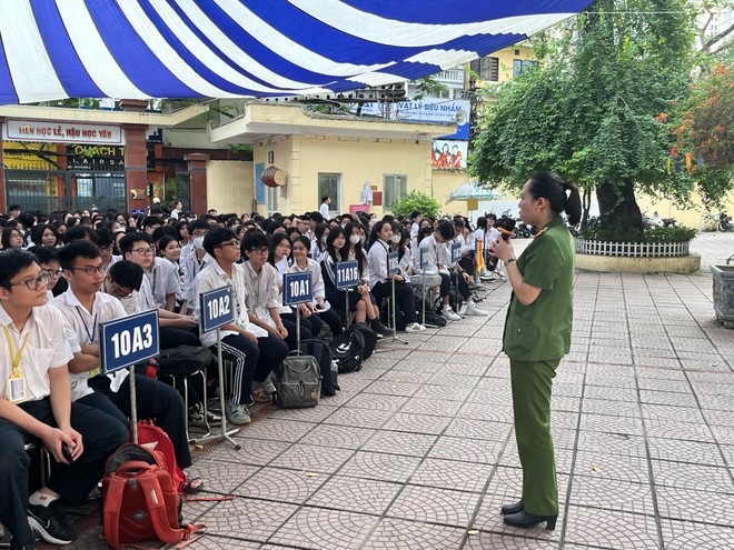Báo cáo viên Thiếu tá Đỗ Thị Huyền Trang, cán bộ Đội Quản lý hành chính về trật tự xã hội Công an quận Đống Đa