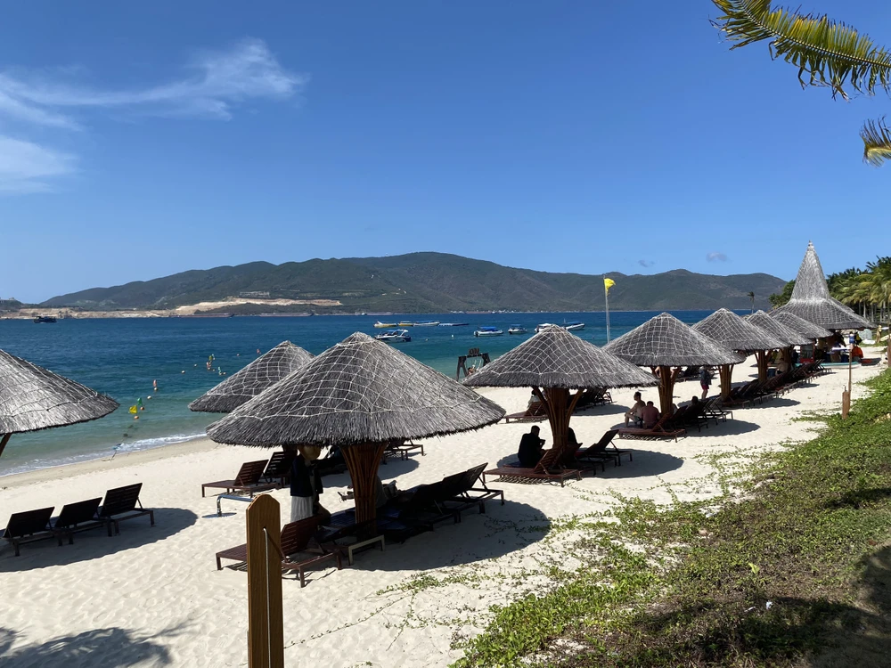Góc nhìn biển nhìn như châu Âu tại Hòn Tằm (Nha Trang). Ảnh: HOÀNG HIẾU. dao-hon-tam5.jpg