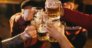 Uống bia mỗi ngày, chuyện gì xảy ra với sức khỏe? Uống bia mỗi ngày, chuyện gì xảy ra với sức khỏe?