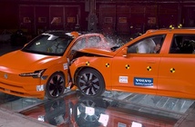Volvo lấy 2 chiếc SUV đâm nhau để thử độ an toàn, cho cả người thật ngồi trong xe