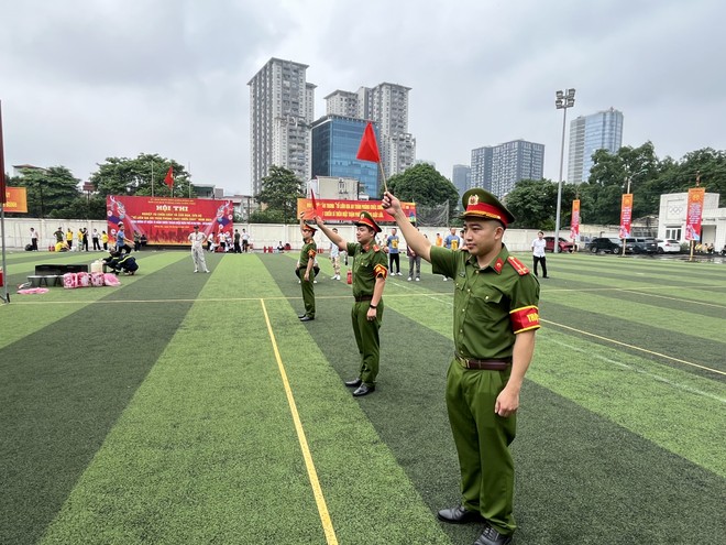 Lực lượng trọng tài làm nhiệm vụ