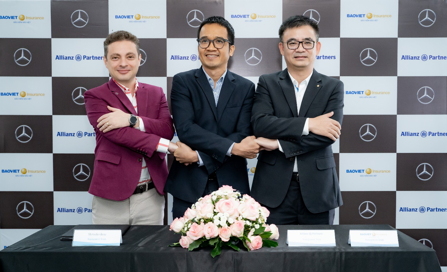 Các lãnh đạo cao cấp Mercedes-Benz, Allianz và Bảo Việt từ trái qua phải dự dễ ký kết thỏa thuận hợp tác chiến lược Các lãnh đạo cao cấp Mercedes-Benz, Allianz và Bảo Việt từ trái qua phải dự dễ ký kết thỏa thuận hợp tác chiến lược