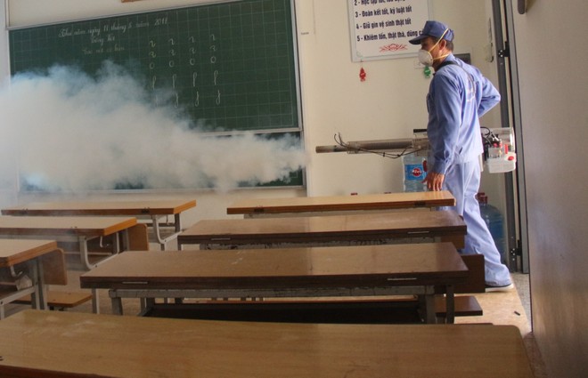 Phun thuốc diệt muỗi phòng bệnh sốt xuất huyết ở các trường học ở Hà Nội