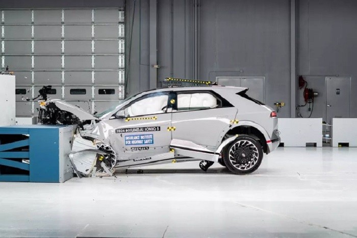 Xe điện Hyundai Ioniq 5 trong bài kiểm tra va chạm phía trước với tốc độ 64 km/h.
