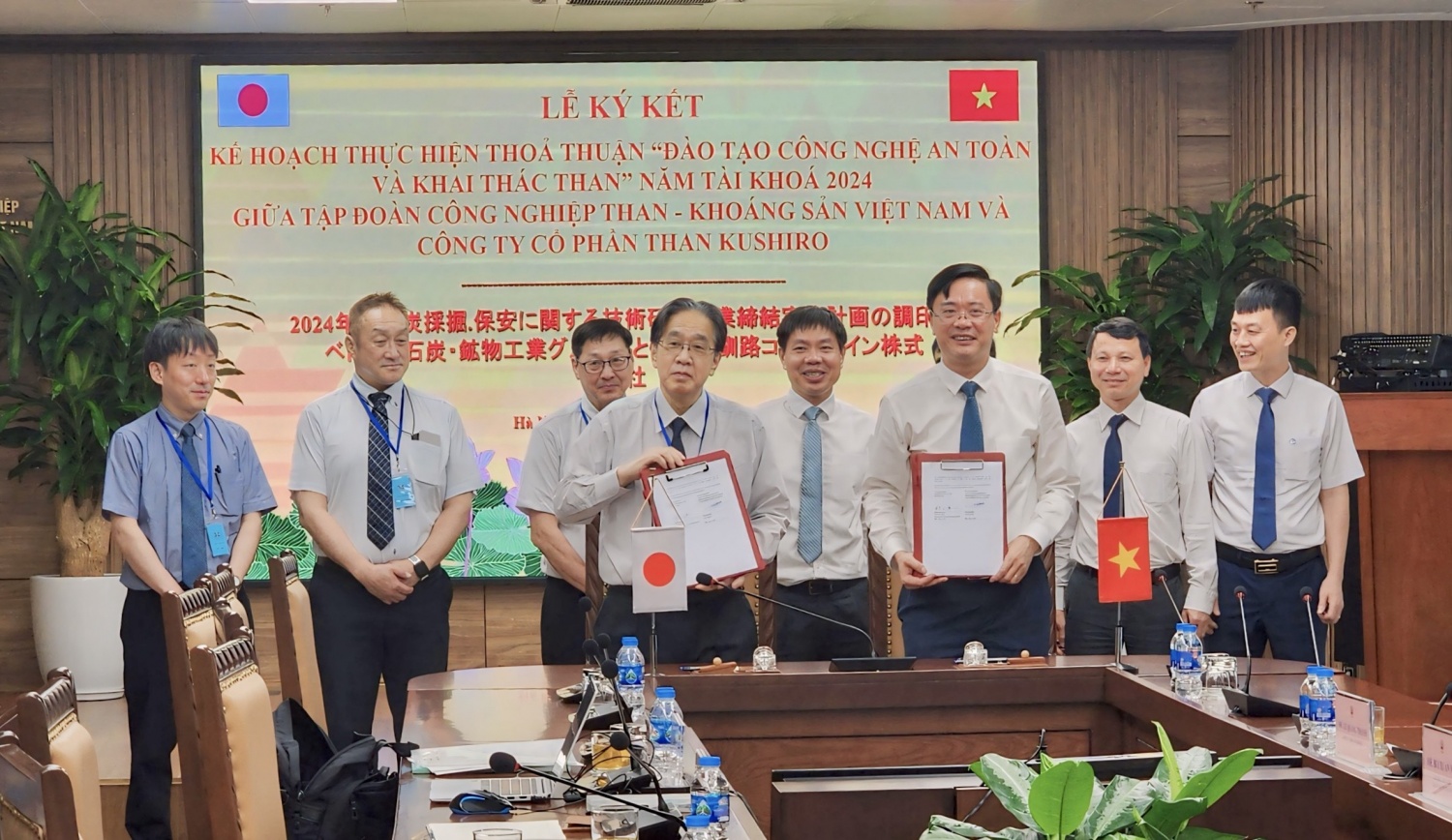TKV và Kushiro ký kết thỏa thuận "Đào tạo công nghệ an toàn và khai thác than"