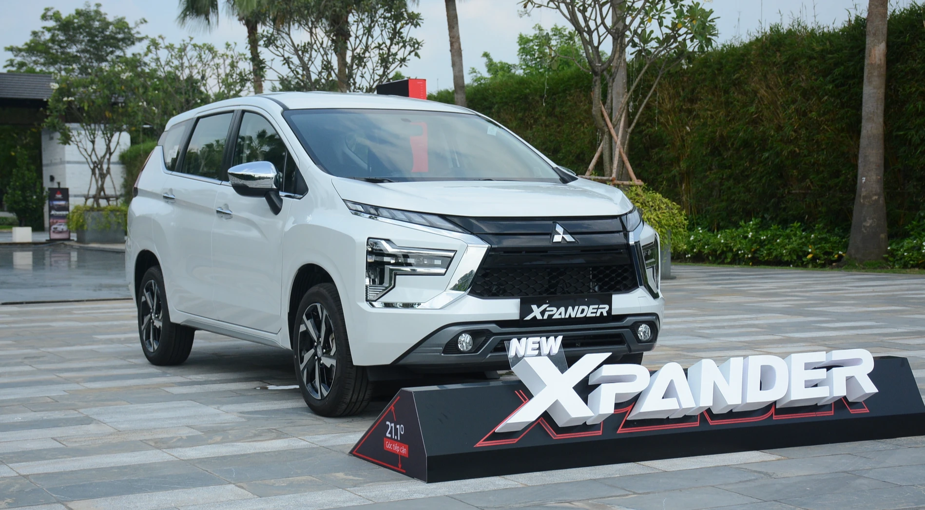 Doanh số bán hàng sụt giảm, Mitsubishi Xpander vẫn dẫn đầu danh sách 10 ô tô bán chạy nhất Việt Nam tháng 4.2024 với 1.263 xe bán ra, thấp hơn 319 xe so với tháng 3.2024 bất chấp vẫn được hãng xe Nhật Bản áp dụng ưu đãi. Xpander tại Việt Nam có bản số sàn lắp ráp trong nước, các phiên bản còn lại nhập khẩu từ Indonesia, giá bán từ 555 - 698 triệu đồng.