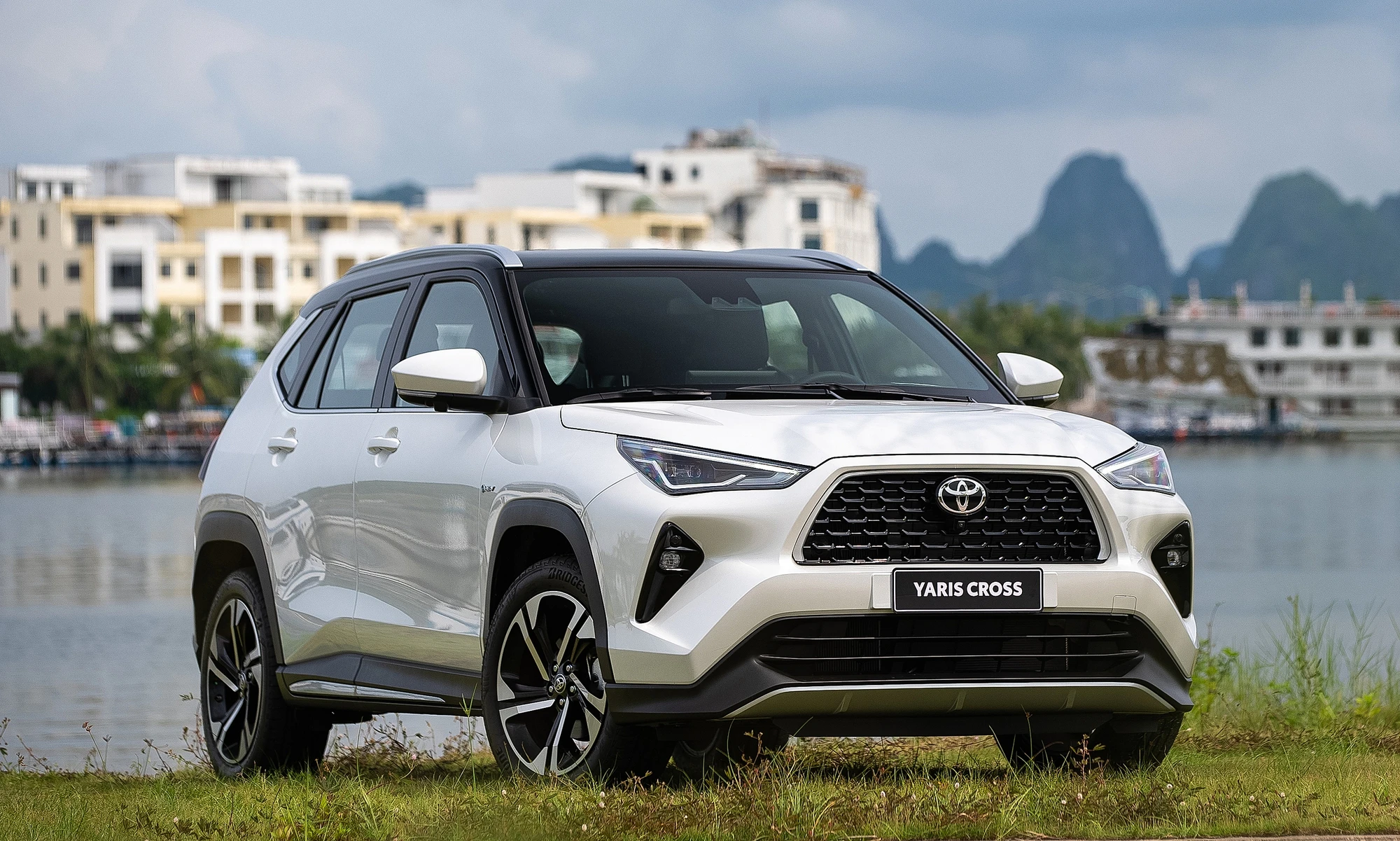 Sau khi được Toyota Việt Nam giảm giá bán, mẫu Crossover đô thị - Toyota Yaris Cross đang tạo được sức hút trên thị trường. Kết quả bán hàng trong tháng 4.2024 cho thấy, sức mua toàn thị trường sụt giảm, doanh số Toyota Yaris Cross vẫn đạt tới 882 xe, tăng 180 xe so với tháng 3.2024. Trong số hơn 880 xe Yaris Cross bán ra, có 41 xe thuộc phiên bản hybrid. Toyota Yaris Cross là xe nhập khẩu nguyên chiếc, hiện có giá bán 650 - 765 triệu đồng.