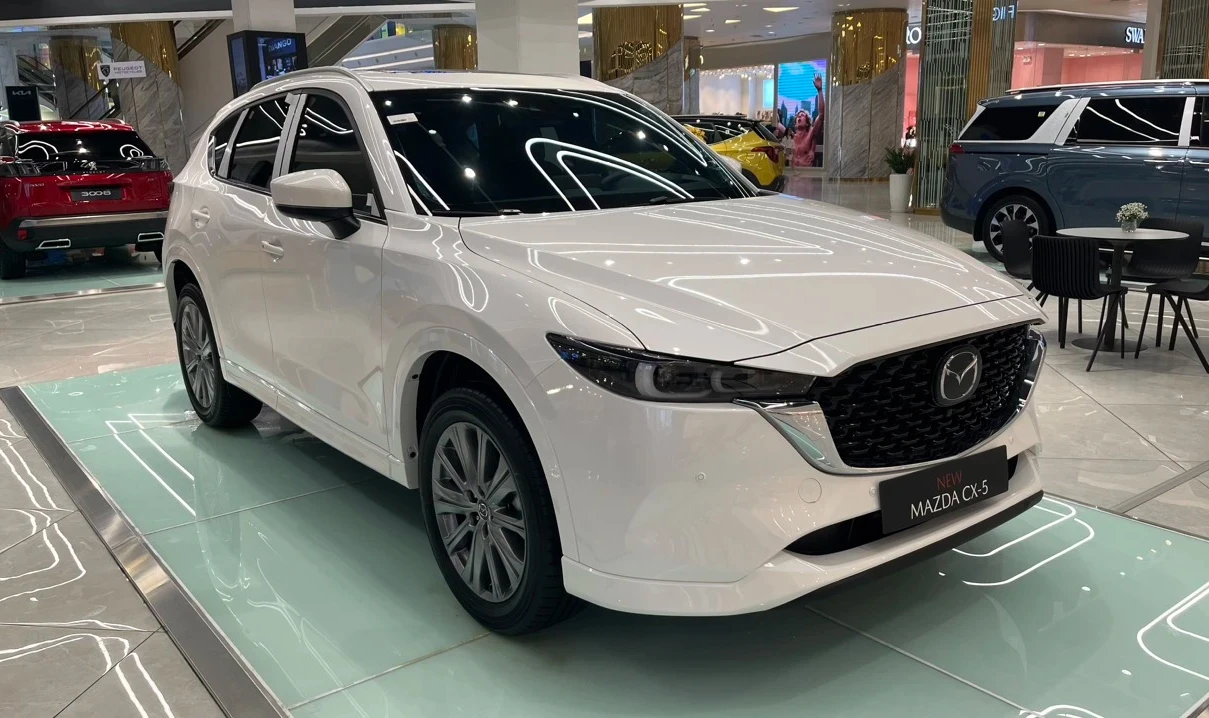 Với 800 xe bán ra, giảm 112 xe so với tháng 3.2024, Mazda CX-5 rơi xuống nửa cuối bảng xếp hạng 10 ô tô bán chạy nhất Việt Nam. Việc hàng loạt đối thủ giảm giá bán đang tạo áp lực cạnh tranh lên CX-5 khiến mẫu xe này không còn duy trì được phong độ như giai đoạn cuối năm 2023. Mazda CX-5 lắp ráp tại Việt Nam hiện có giá bán từ 749 - 979 triệu đồng.