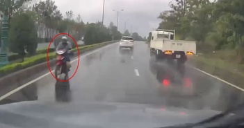 Kinh hoàng xe máy phóng ngược chiều 'như bay' trên cao tốc lúc trời mưa to Kinh hoàng xe máy phóng ngược chiều 'như bay' trên cao tốc lúc trời mưa to