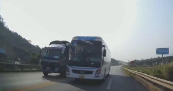Phẫn nộ xe khách chạy ngược chiều, ép ô tô con vào ta-luy trên cao tốc Phẫn nộ xe khách chạy ngược chiều, ép ô tô con vào ta-luy trên cao tốc