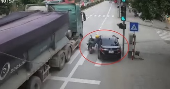 Dân mạng đòi phạt nghiêm người lái ô tô vượt ẩu, gây tai nạn rồi… bỏ chạy Dân mạng đòi phạt nghiêm người lái ô tô vượt ẩu, gây tai nạn rồi… bỏ chạy