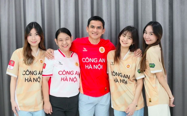 Bà Asarapa Senamuang cùng chồng và 3 cô con gái mặc áo đấu CLB Công an Hà Nội vui vẻ chụp ảnh, một ngày sau khi Kiatisak chia tay đội bóng