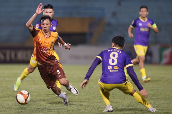 HAGL (áo vàng) nhận thất bại 0-2 trên sân Hà Nội FC (Ảnh: VNN)