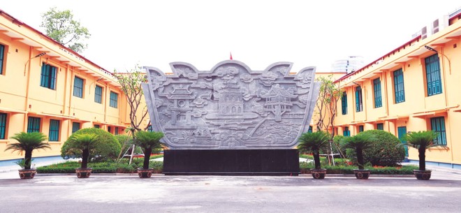 Bức phù điêu ngay sau tượng đồng Bác Hồ mang hình tượng đài sen, mặt trước thể hiện những lần Bác Hồ về thăm Công an Thủ đô, mặt sau thể hiện các biểu tượng đặc trưng của Hà Nội như Khuê Văn Các, Tháp Rùa, Chùa Một Cột