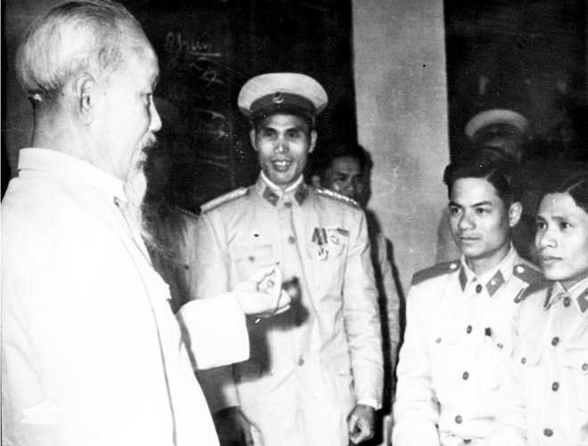 Chủ tịch Hồ Chí Minh thăm một đơn vị Công an Hà Nội, mùng 1 Tết Quý Mão 1963
