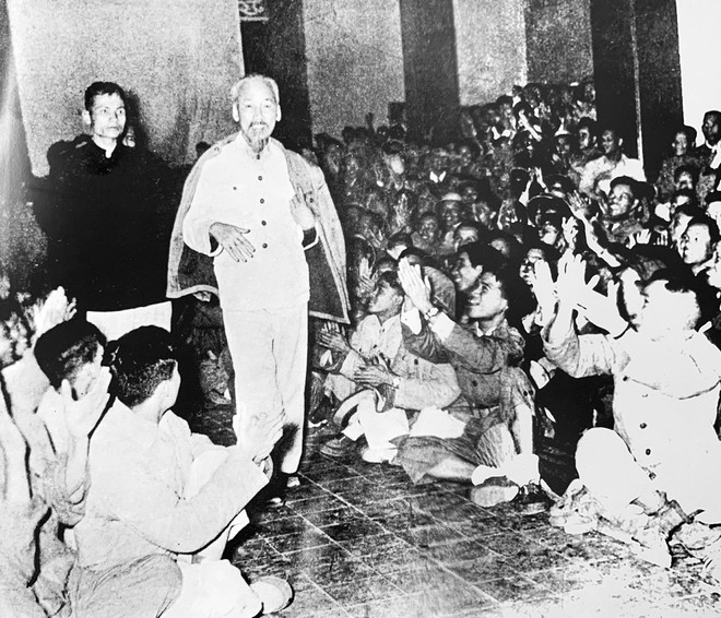 Cán bộ, chiến sĩ Công an Hà Nội vui mừng phấn khởi đón Chủ tịch Hồ Chí Minh đến thăm và nói chuyện ngày 21-12-1956