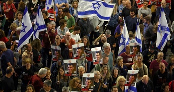 Hàng nghìn người Israel biểu tình yêu cầu thỏa thuận trao đổi con tin với Hamas Hàng nghìn người Israel biểu tình yêu cầu thỏa thuận trao đổi con tin với Hamas