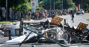 Tổng thống Pháp yêu cầu tăng cường bảo vệ cơ sở công quyền ở New Caledonia Tổng thống Pháp yêu cầu tăng cường bảo vệ cơ sở công quyền ở New Caledonia