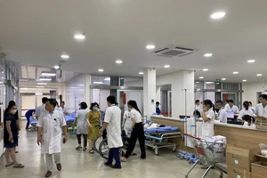 350 công nhân nhập viện cấp cứu nghi bị ngộ độc thực phẩm 