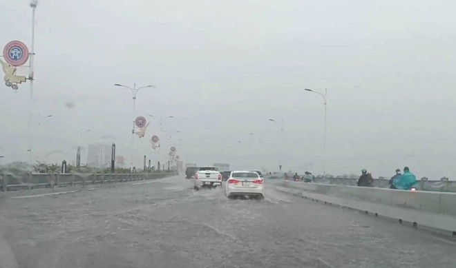 Thời gian qua, cầu Vĩnh Tuy 2 thường xuyên bị ngập khi có mưa lớn