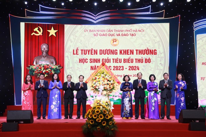 Phó Bí thư Thường trực Thành ủy Hà Nội Nguyễn Thị Tuyến gửi lời cảm ơn chân thành đến đội ngũ các thầy, cô giáo và tập thể cán bộ ngành GD-ĐT đã hết lòng vì học sinh thân yêu