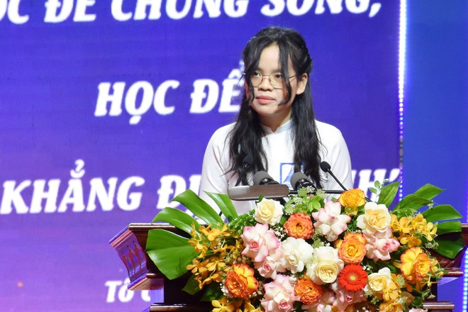 Phan Khánh An, học sinh trường THPT chuyên Hà Nội Amsterdam đại diện cho hơn 800 học sinh tiêu biểu chia sẻ về những nỗ lực của thầy trò
