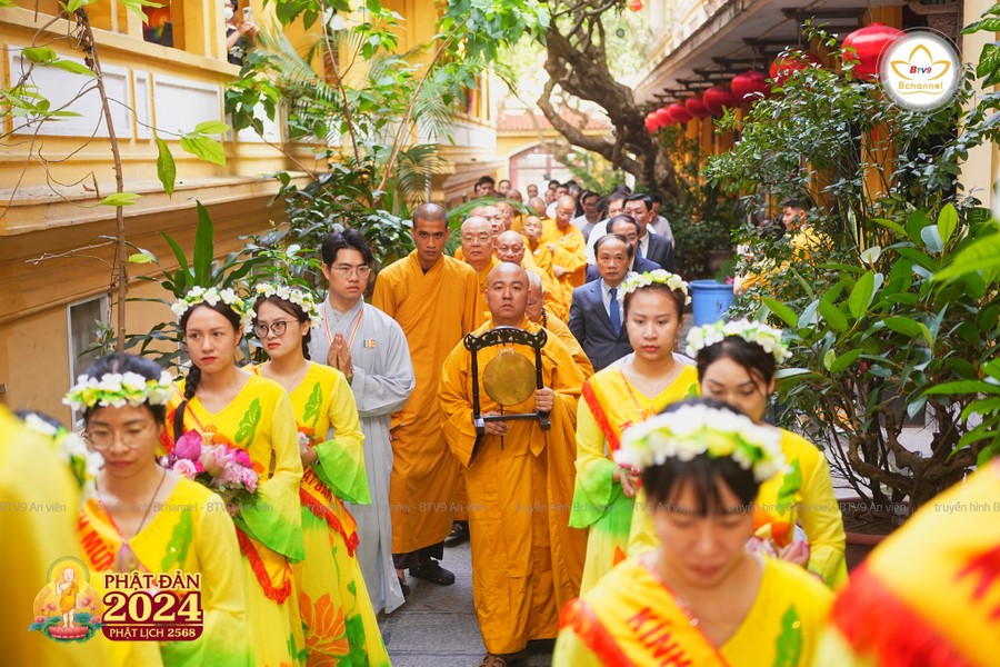 Không khí Đại lễ Phật đản trang nghiêm tại chùa Quán Sứ