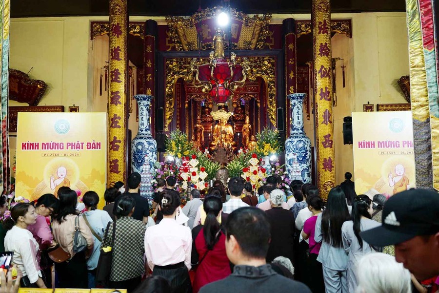 Không khí Đại lễ Phật đản trang nghiêm tại chùa Quán Sứ