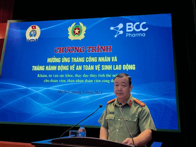 Đại tá Trần Văn Hùng - Trưởng Phòng Công tác Đảng và công tác chính trị CATP Hà Nội phát biểu tại chương trình