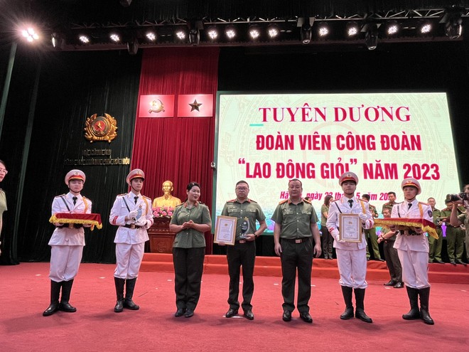 Trao tặng danh hiệu "Lao động giỏi" cho cán bộ Công đoàn CATP Hà Nội