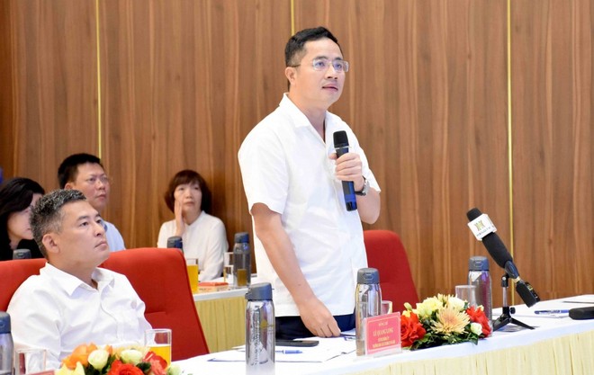 Đại tá Nguyễn Thành Long, Phó Giám đốc CATP Hà Nội trả lời các vấn đề người lao động quan tâm