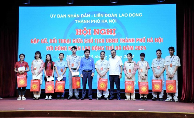 Chủ tịch UBND TP Hà Nội Trần Sỹ Thanh tặng quà công nhân, người lao động