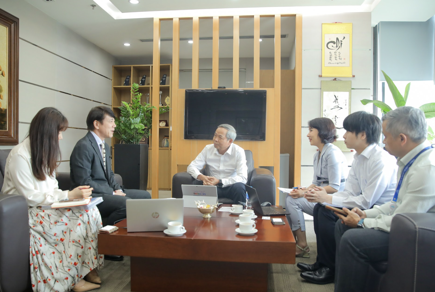 Toàn cảnh buổi phỏng vấn của Tổ chức Xúc tiến Thương mại Nhật Bản - JETRO với Chủ tịch HĐQT/Chủ tịch điều hành CMC Nguyễn Trung Chính