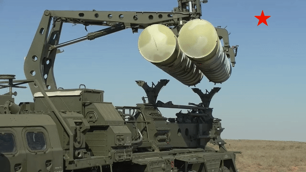 Tên lửa ATACMS lao thẳng vào hệ thống phòng không S-400 Nga