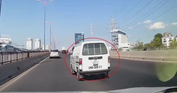 Xe 'su cóc' chuyển làn ẩu, phanh gấp 'cà khịa' ô tô khác suýt gây tai nạn Xe 'su cóc' chuyển làn ẩu, phanh gấp 'cà khịa' ô tô khác suýt gây tai nạn