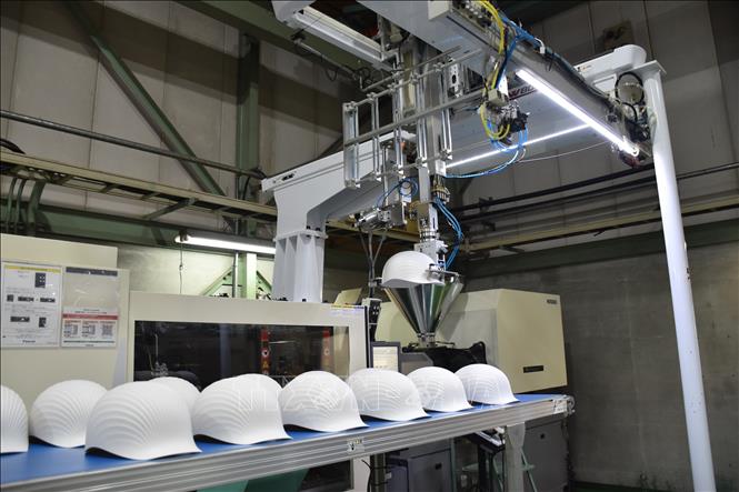 Nhật Bản ra mắt mũ bảo hiểm được làm từ vỏ sò và nhựa tái chế