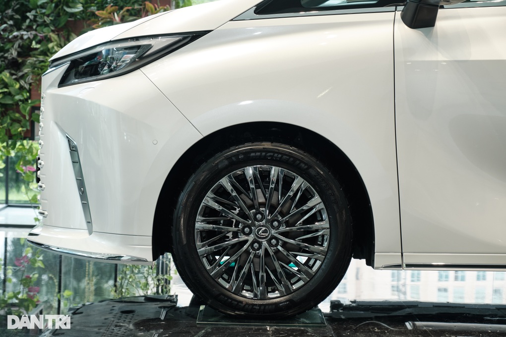 Giá 8,71 tỷ đồng, chuyên cơ mặt đất Lexus LM 500h 4 chỗ có gì đặc biệt? - 5 Giá 8,71 tỷ đồng, chuyên cơ mặt đất Lexus LM 500h 4 chỗ có gì đặc biệt? - 5
