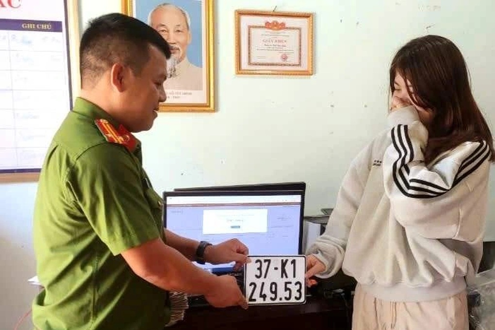 Cô gái Nghệ An suýt khóc khi bấm trúng biển số 49.53 - 2 Cô gái Nghệ An suýt khóc khi bấm trúng biển số 49.53 - 2