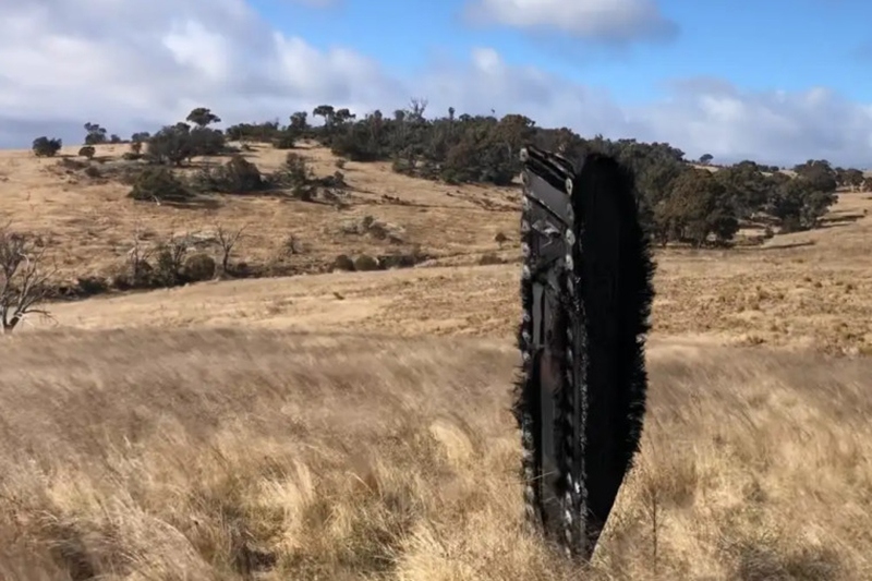 manh vo vo ngoai ten lua spacex roi xuong canh dong australia hinh anh 1