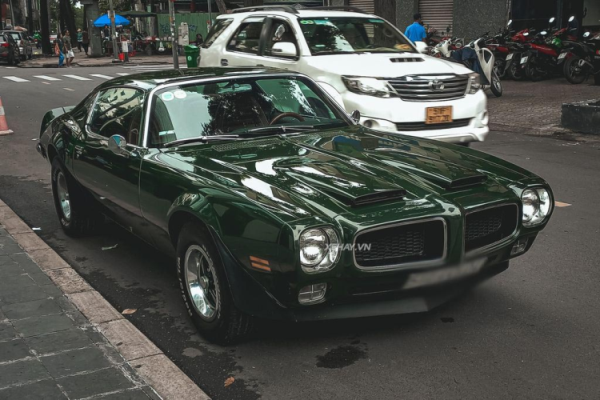 Chạm mặt "ông cụ" Pontiac Firebird 1970 hàng hiếm trên phố Sài Gòn