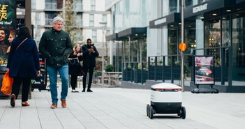 Robot giao hàng phục vụ người dân bị phong tỏa do Covid-19 Robot giao hàng phục vụ người dân bị phong tỏa do Covid-19
