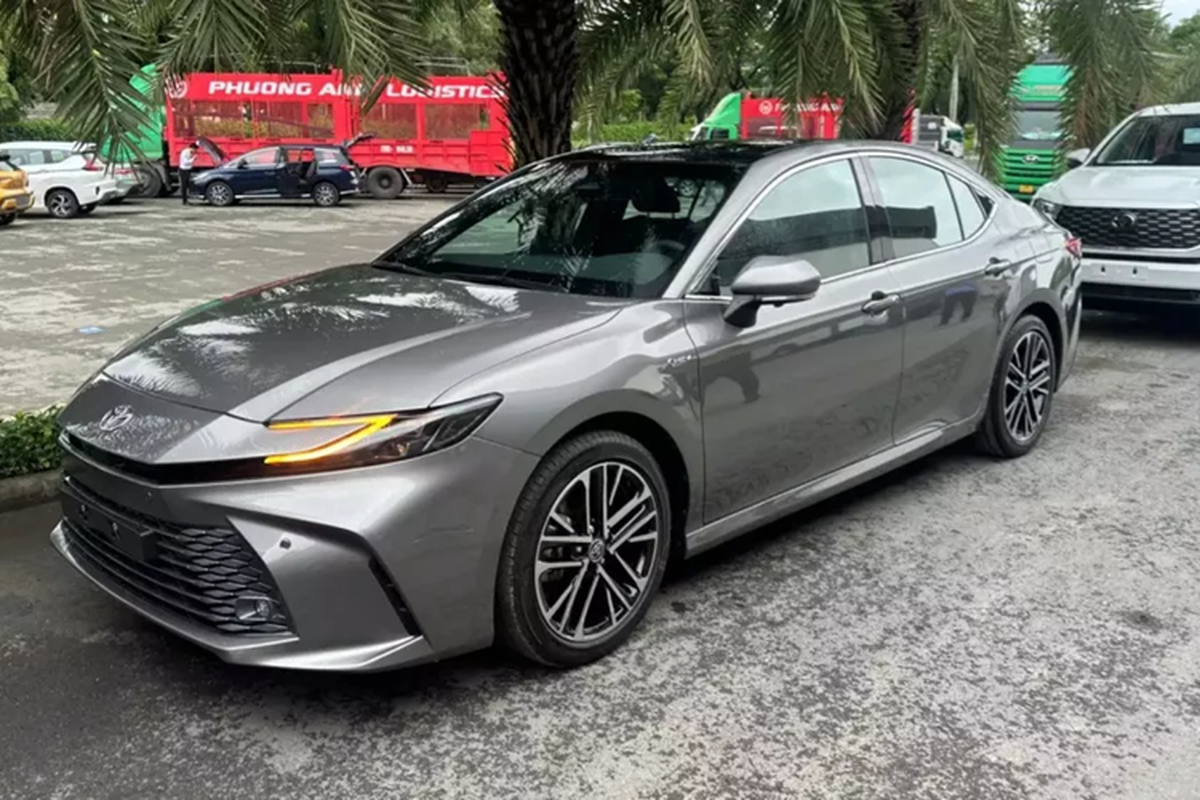 Toyota Camry 2025 "bằng xương, bằng thịt" đầu tiên về Việt Nam