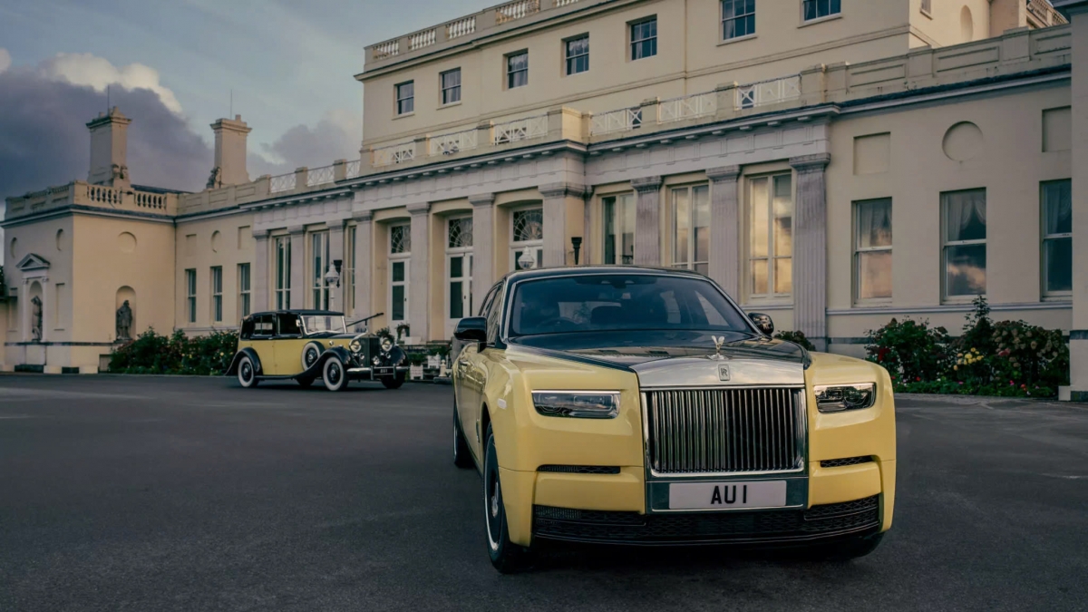 Rolls Royce “Goldfinger” Phantom có nguyên một thỏi vàng hình ô tô trong xe