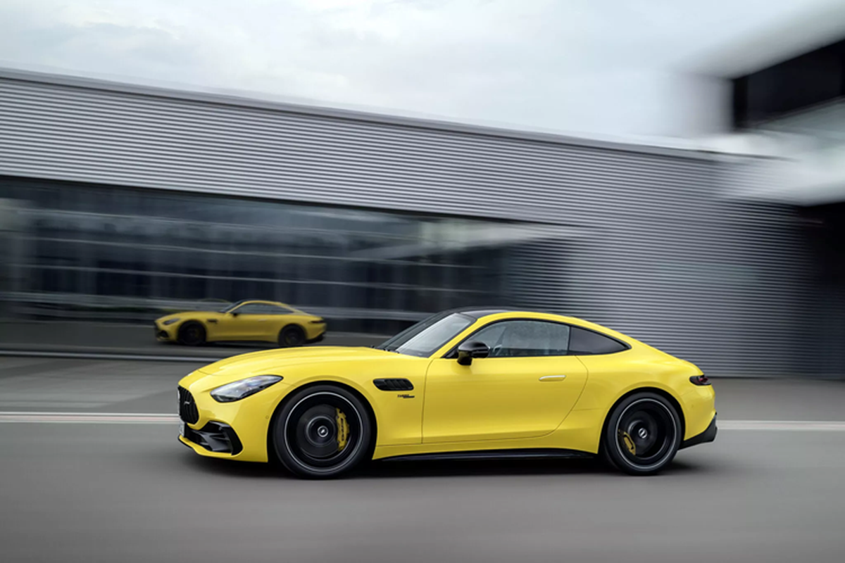 Mercedes-AMG GT 43 2025 chốt giá khởi điểm từ107.050 USD