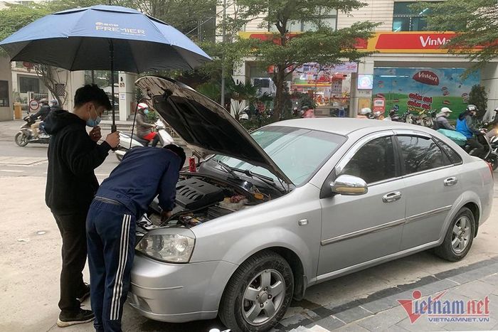 Thợ sửa xe đến cứu ô tô nằm đường, xong việc lấy 300 nghìn liền bị nói lùa gà-2